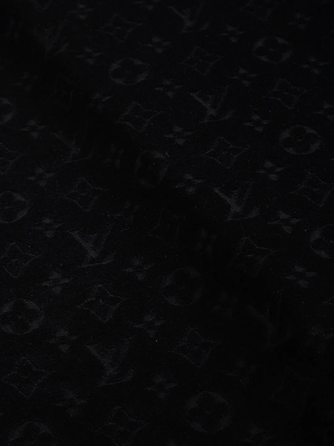🅿️200 Louis Vuitton 1V slightly wide version S-Xl 25ss new product counter model will always be invincible, classic style, permanent boutique, timeless classic style, LV jacquard all-over printed towel sweater with logo🪡 embroidery pattern, short-sleeved T-shirt, cotton blended terry jersey fabric, original development. This comes from the 2025 beachwear limited series, the full logo jacquard towel highlights the classic Obliaue flower, with S-shaped round neck and topstitching, unique style, decorated with oblique jacquard all over, ribbed round neck with V-shaped topstitching, customized accessories, and the whole body is customized and developed according to the Y board... Complete with three labels, it can control various styles, paying tribute to LV Louis Vuitton's historic year! Coupled with the blessing of full-flower cotton material, both the comfort of the upper body is unparalleled. It can be said to be a must-have companion in summer. The excellent breathability and comfortable wearing feeling are unparalleled ~ recommended! ! Same style for men and women! Color: Black White Size: S-XL Size chart: S: Shoulder width 55-Bust 56-Length 71.5 M: Shoulder width 56.5-Bust 58-Length 73 L: Shoulder width 58-Bust 60-Length 74.5 XL: Shoulder width 59.5-Bust 62-Length 76